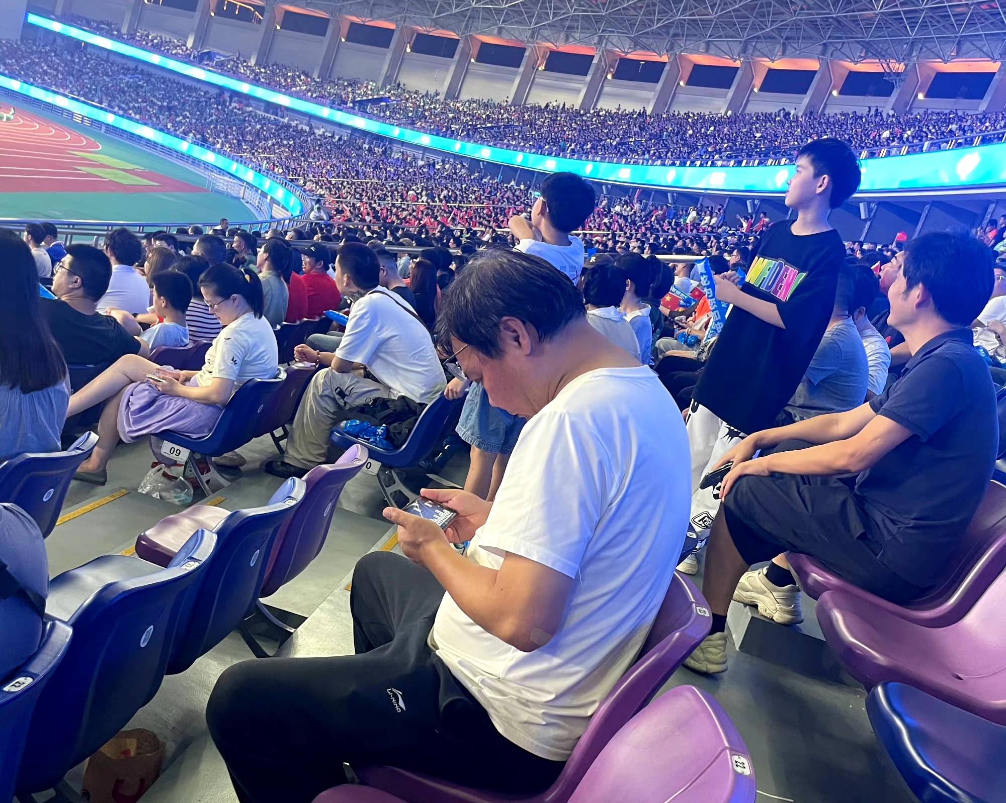 关于足球比赛现场热闹非凡，球迷们高呼助威声的信息