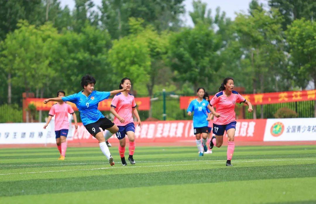 中国女足备战严谨，队员训练纪律严格有序