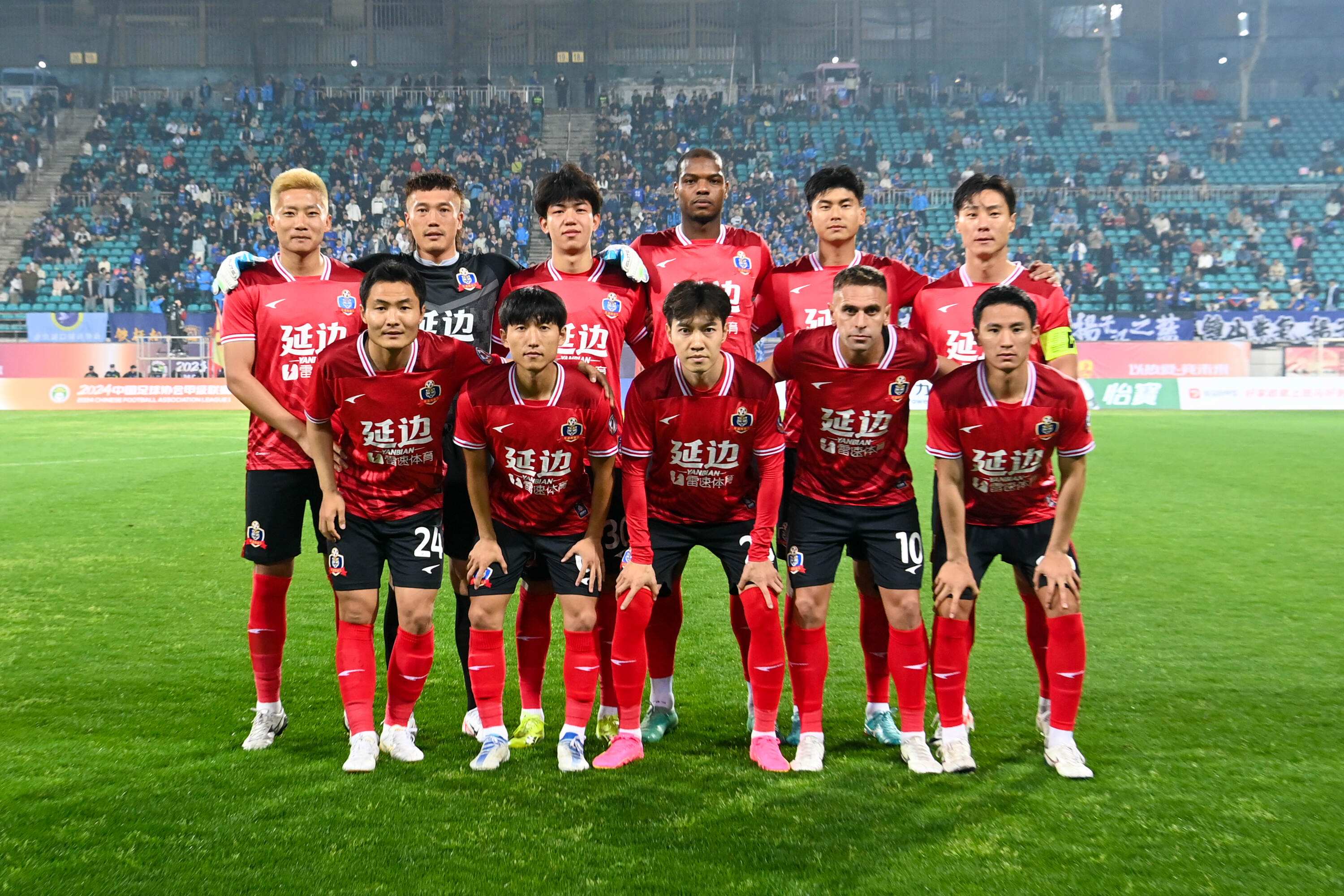 克服困难，亚洲足球赛场上的艰难征程的简单介绍